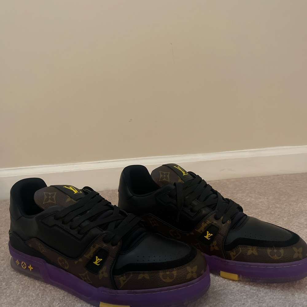 Mens Limited Addition Basket Ball Sneakers - Picture 2 of 4